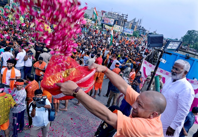 सीएम योगी ने कांवड़ियों पर की पुष्पवर्षा, तो शिवभक्तों ने योगी-योगी, हर हर महादेव और जय भोले का किया उद्घोष