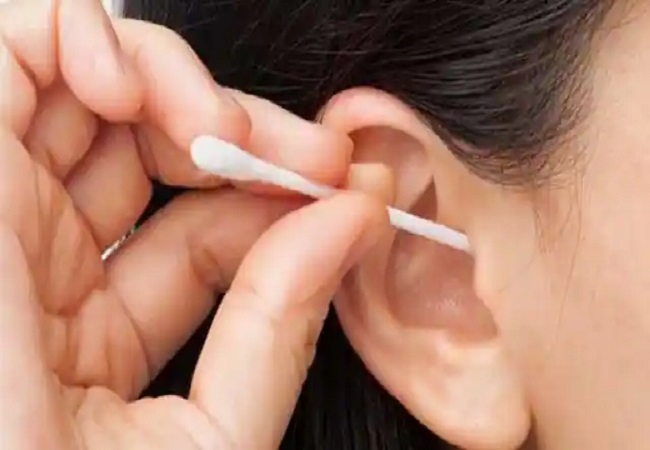 Ear Cleaning: कान का मैल साफ करने के लिए आप भी करते है कॉटन बड्स का इस्तेमाल तो हो जाएं सावधान