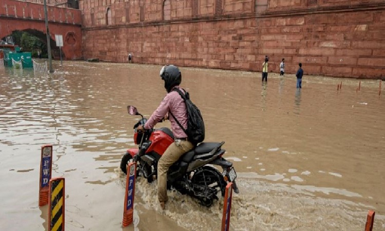 दिल्ली में बाढ़ का कहर: हर तरफ सिर्फ पानी ही पानी, इमारतें और सड़कें सब कुछ हुआ जलमग्न, देखिए तस्वीरें