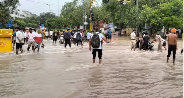Delhi Flood News: दिल्ली के लोगों की बढ़ रहीं मुश्किलें, आईटीओ-राजघाट की सड़कें हुईं जलमग्न