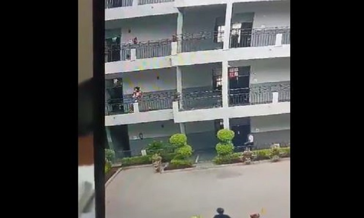 UP News: स्कूल की पहली मंजिल से कूदा तीसरी कक्षा का छात्र, CCTV में कैद हुई पूरी घटना, देखिए Video