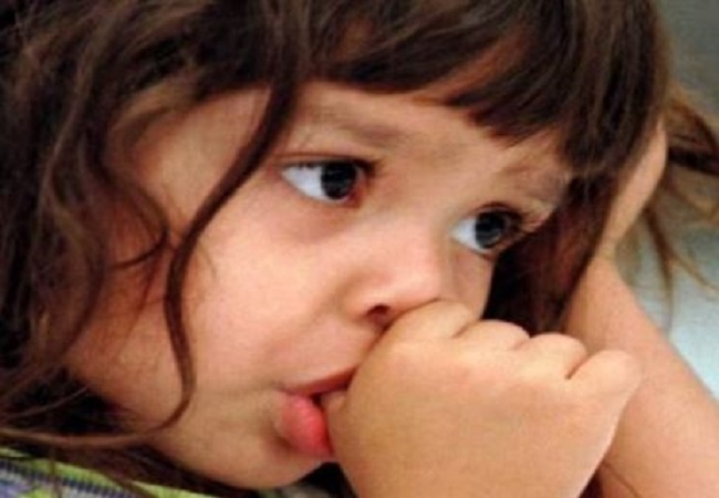 अगर आपका बच्चा भी मुंह में उंगली डालता रहता है तो जान लीजिए ये हैरान कर देने वाली बात