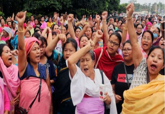 Manipur News : महिलाओं को निर्वस्त्र घुमाने वालों पर फूटा लोगों का गुस्सा, मुख्य आरोपी का घर फूंका
