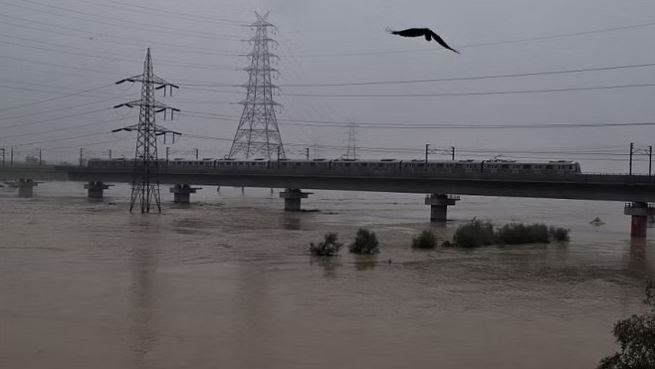 Flood Alert Noida: हिंडन नदी का जलस्तर बढ़ने से नोएडा में बढ़ा का अलर्ट, दिल्ली में यमुना खतरे के निशान से ऊपर