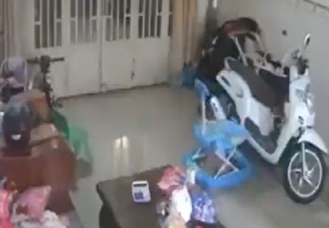 Viral Video: कमरे में खेल रहा था बच्चा, अचानक गिरने वाली थी छत बीच में आ गई मां, फिर जो हुआ देख रो देंगे