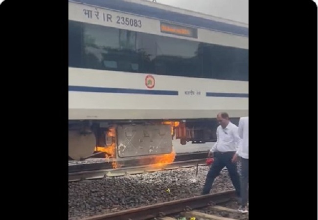 Watch Video : दिल्ली जा रही Vande Bharat Train में अचानक आग लगने से मचा हड़कंप