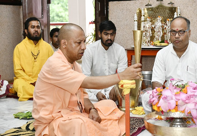 CM Yogi ने सोमवती अमावस्या पर किया रुद्राभिषेक, भोलेनाथ से प्रदेशवासियों के सुख समृद्धि की प्रार्थना