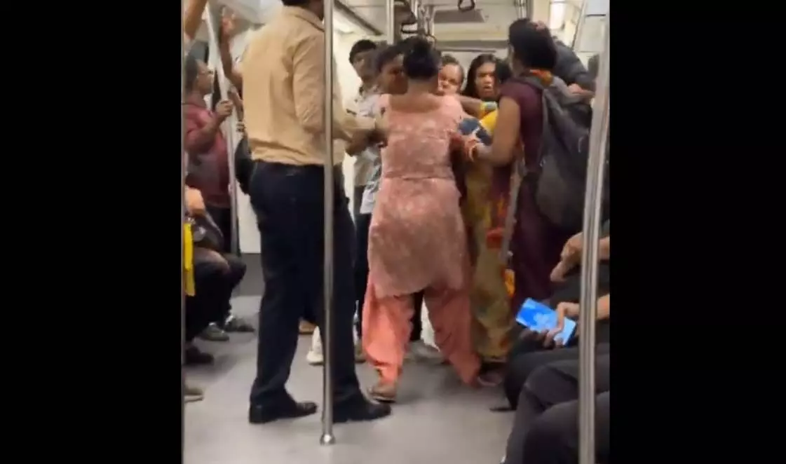 Women Fight Video Viral: मेट्रो के अंदर आपस में भिड़ी महिलाएं, वीडियो देख आप भी हो जाएंगे दंग