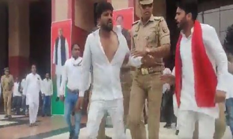 Watch Video: स्वामी प्रसाद मौर्या पर युवक ने फेंका जूता, आक्रोशित कार्यकर्ताओं ने जमकर पीटा, देखें वीडियो