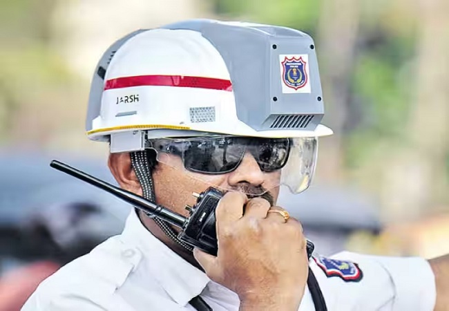 AC Helmet : चिलचिलाती धूप में भी पुलिस कर्मियों को मिलेगी ठंडक! आ गया एसी वाला हेलमेट