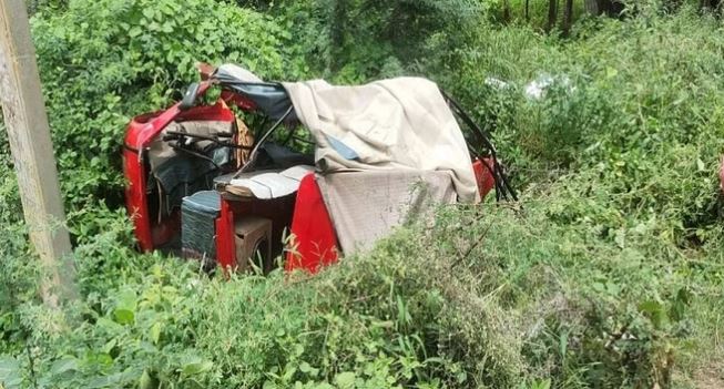 Agra News: सवारियों से भरी ऑटो को टैंकर ने मारी टक्कर, दो महिलाओं की मौत
