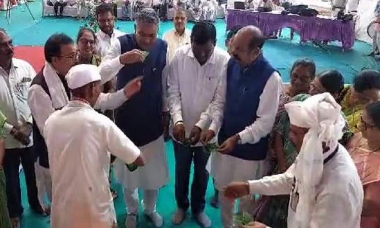 Viral video: आदिवासी प्रथा के अनुसार पूजा में चढ़ाने के लिए दी गई शराब को प्रसाद समझ कर पी गए मंत्री जी…