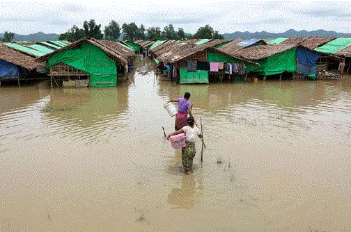 Bangladesh Flood : भारी बरसात से बांग्लादेश का बुरा हाल, तटबंध टूटे , पानी में डूबे गांव