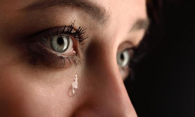 Benefits of Crying: अगर आपकी भी छोटी छोटी बात पर रो देने की है आदत, तो आपकी सेहत को होते हैं ये चौंकाने वाले फायदे