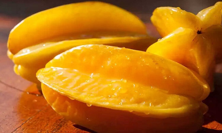 Benefits of Eating Kamarkha Fruit: खाने में बेहद खट्टा इस फल के हैं चौंका देने वाले फायदे, कैंसर के खतरे को कर सकता है कम