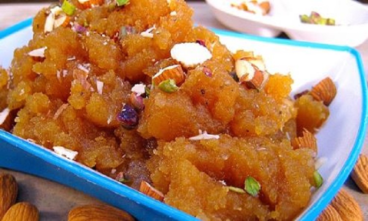 Besan Halwa Recipe: कुछ मीठा खाने का कर रहा है मन तो बनाएं बेसन का अलग तरह से हलवा