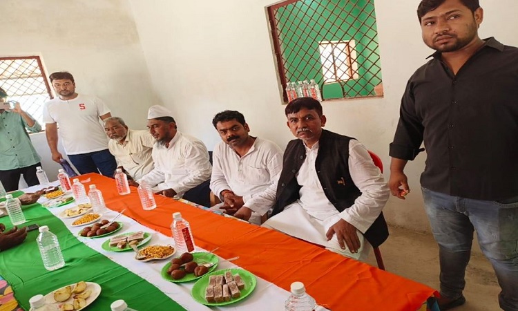 Viral photo: राष्ट्रीय ध्वज को मेज पर बिछा कर मेहमानों के लिए परोसा गया नाश्ता, चार लोगो पर एफआईआर दर्ज