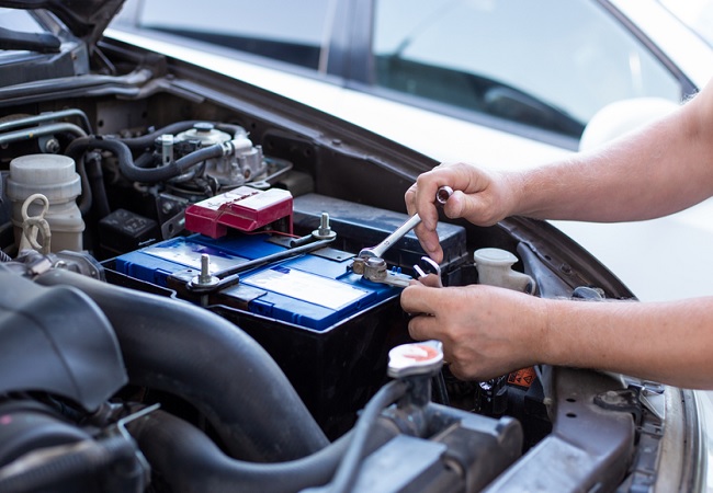 Change Car Battery: नहीं पड़ेगी मैकेनिक की जरूरत, 5 मिनट में ऐसे बदलें कार की खराब बैटरी