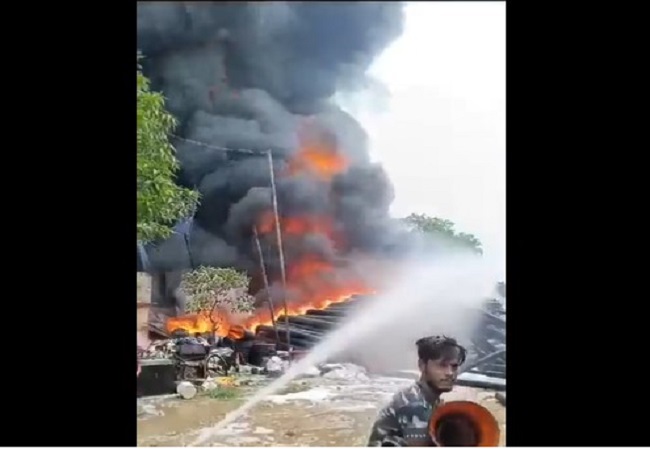 Watch Delhi Fire Breaks: पश्चिमी दिल्ली के निलोठी गांव में एक फैक्ट्री में लगी भीषण आग, दमकल की गाड़ियां मौके पर मौजूद