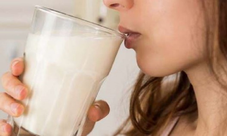 Health Care Tips: अधिक फायदे के चक्कर में दूध के साथ कहीं आप भी तो नहीं कर रहे इन चीजों का सेवन