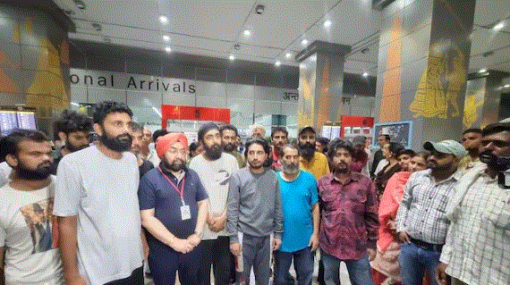 Indians stranded in Libya return home: लीबिया में फंसे 17 भारतीयों की हुई स्वदेश वापसी, हथियारबंद दल ने बना रखा था बंधक