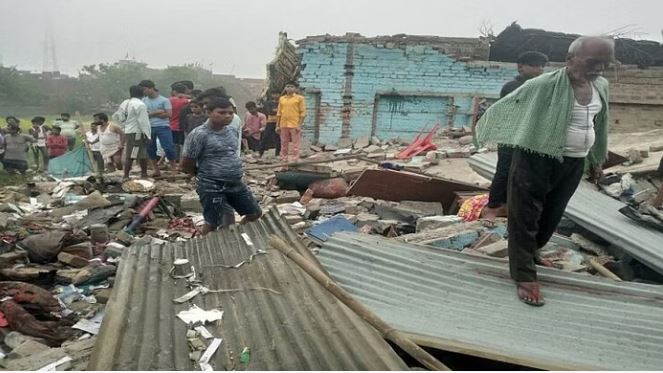 UP News: तेज धमाके के बाद जमींदोज हुआ पूरा मकान, मां-बेटे की मौत और कई घायल