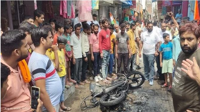 Lakhimpur Kheri News: तिरंगा यात्रा के दौरान बाइक में आग लगने से मचा हड़कंप, धू-धूकर जल गई गाड़ी