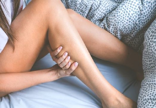 Leg Cramps: अचानक रात में सोते सोत चढ़ जाती है आपके हाथ पैर की नस, तो इस ट्रिक से पाएं तुरंत आराम