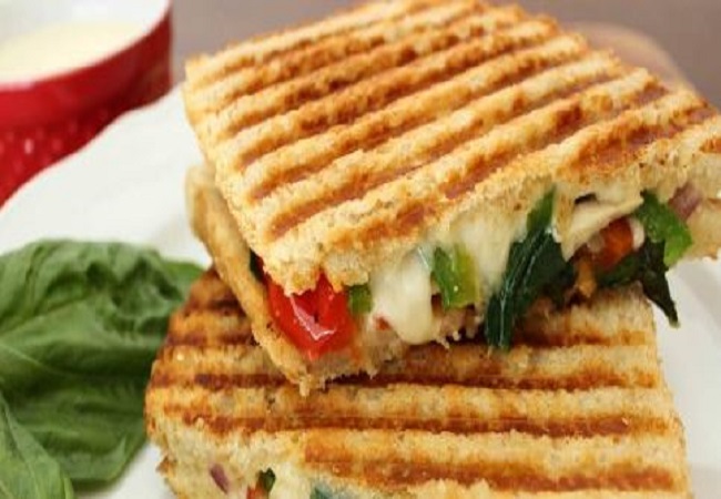 Make a Quick and Easy Sandwich: बच्चों को टिफिन में पैक करने के लिए बनाएं झटपट तैयार होने वाला वेज सैंडविच