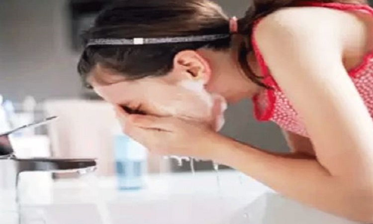 Mistakes While Washing Face