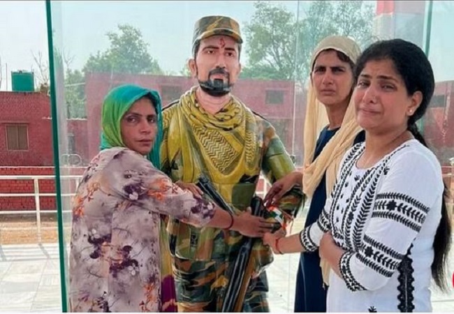Raksha Bandhan 2023 : बहनों ने इकलौते शहीद भाई की प्रतिमा की कलाई पर बांधी राखी, तो छलके आंखों से आंसू