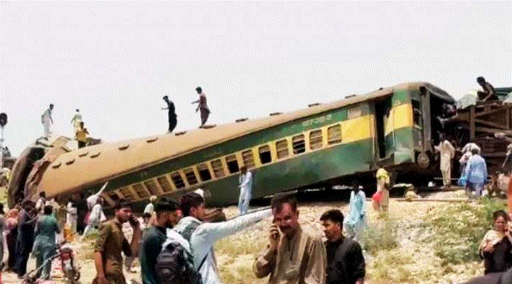 Pakistan Rawalpindi train accident : रावलपिंडी जाने वाली हजारा एक्सप्रेस की 10 बोगियां पटरी से उतरी, 15 की मौत, 50 घायल