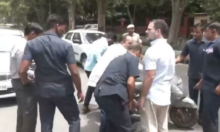Viral Video: रास्ते में स्कूटी से गिरा पड़ा था व्यक्ति, राहुल गांधी ने रुकवाया काफिला उससे मिलकर जाना उसका हाल