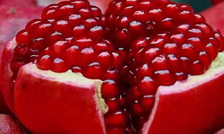 Side Effects of Eating Pomegranate: हेल्दी रहने के लिए करते है इस फल का सेवन तो जान लें इसे खाने से होने वाले नुकसान