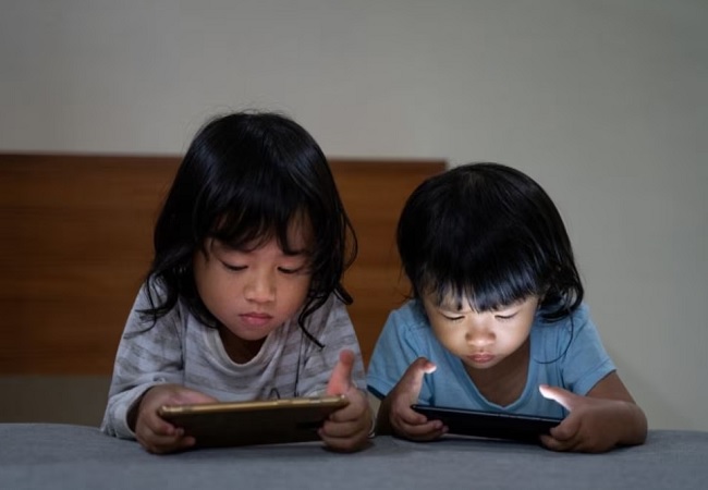 Smartphone Usage Rules : अब 2 घंटे ही स्मार्टफोन का इस्तेमाल कर सकेंगे बच्चे, सभी आयु वर्ग के लिए अलग-अलग नियम