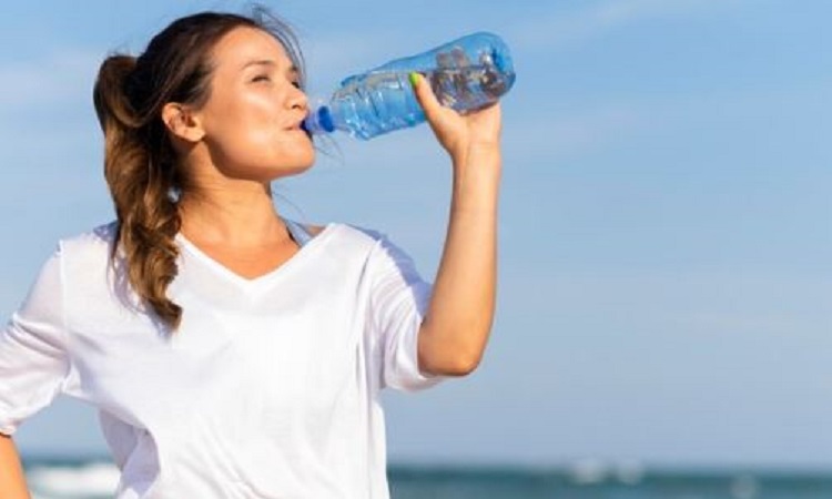 Symptoms of Dehydration in the Body: अगर शरीर में दिख रहे हैं ये लक्षण तो आज और अभी से शुरु कर दें खूब पानी पीना