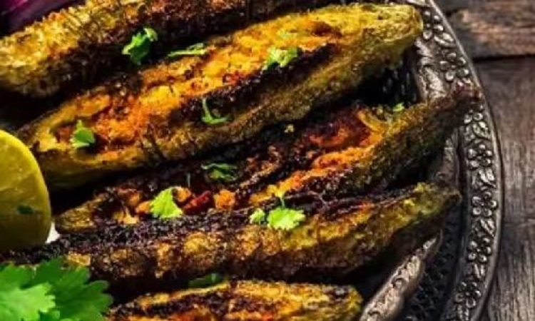 Testy Bharva Karela Recipe: लंच में दाल चावल के साथ लगाएं जायके का तड़का, साथ में बनाएं भरवां करेला