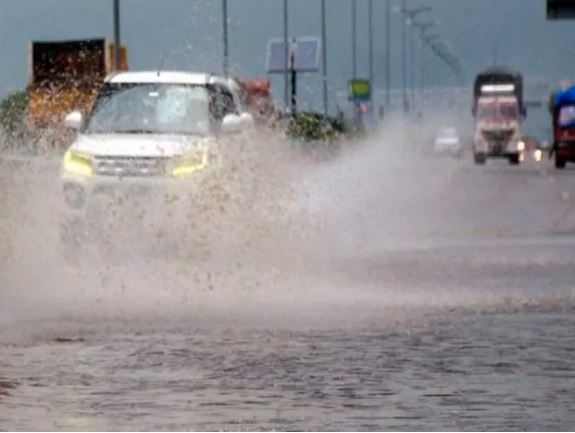 UP Rain Alert : मौसम विभाग का ताजा अपडेट, अगले कुछ घंटों में यूपी के 40 जिलों में होगी मूसलाधार बारिश