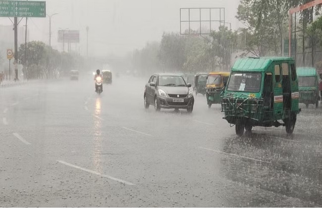 UP Weather Report: बारिश ने बदला लखनऊ समेत कई जिलों का मौसम का मिजाज, उमस भरी गर्मी से मिली राहत