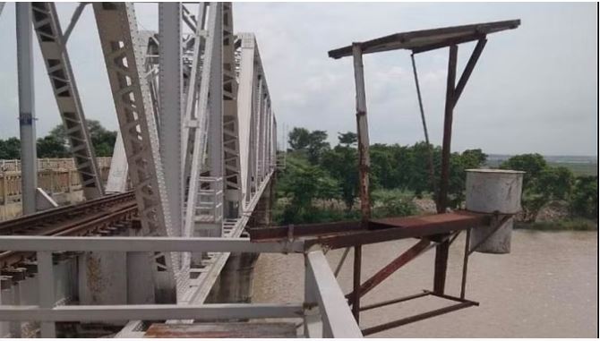 Mizoram News : मिजोरम में निर्माणाधीन रेलवे पुल गिरा, 17 की मौत, मलबे में कई लोग दबे