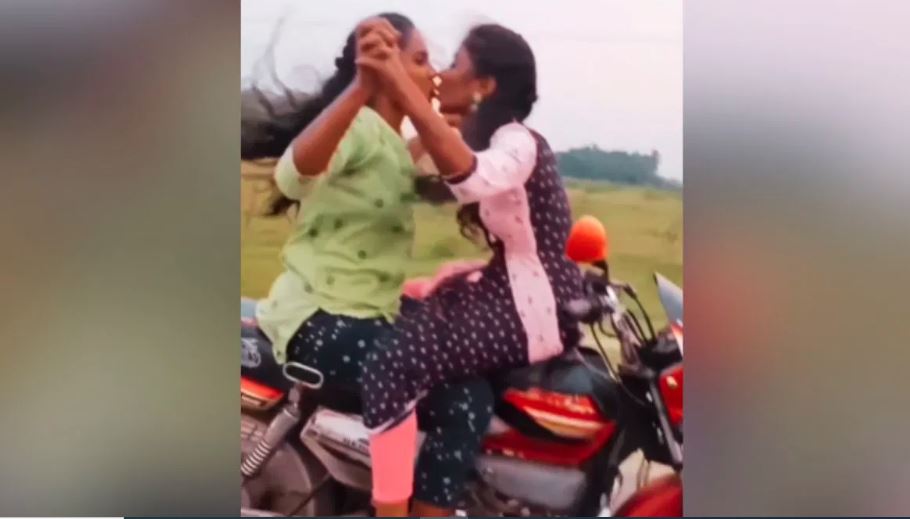 Video Viral : चलती बाइक पर लड़कियों ने एक दूसरे यूं बाहों में भरकर किया Kiss , यूजर बोले- अब यही देखना था बचा