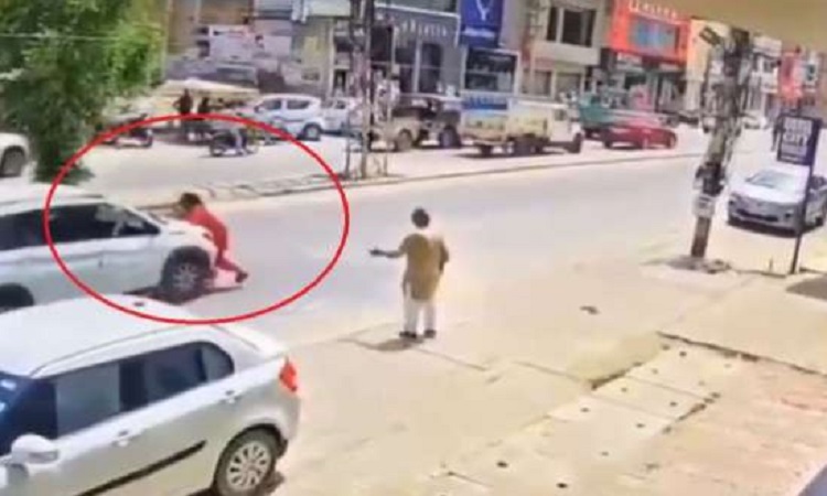 Watch Viral Video: महिला को कार के बोनट पर काफी दूरी तक घसीटता रहा कार ड्राईवर