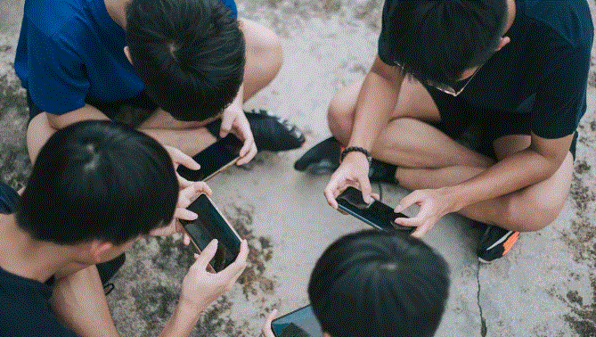China Children Use Smartphone : चीन में बच्चों को स्मार्टफोन का इस्तेमाल करने में लगी समय की पाबंदी, हर आयु वर्ग के लिए अलग
