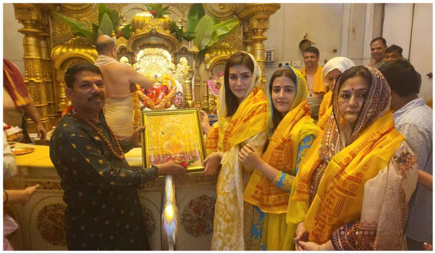Kriti Sanon Reached Siddhivinayak Temple: राष्ट्रीय फिल्म पुरस्कार जीतने के बाद सिद्धिविनायक मंदिर के दर्शन करने पहुंची Kriti Sanon