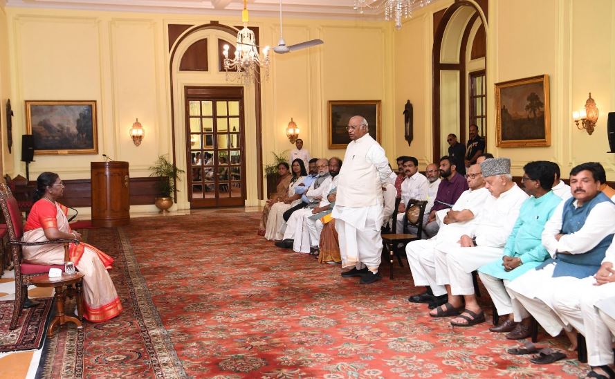 राष्ट्रपति द्रौपदी मुर्मू से मिला विपक्षी दलों का डेलिगेशन, मल्लिकार्जुन खरगे ने कहा-मणिपुर के साथ हरियाणा में जारी हिंसा की बात उनके सामने रखी