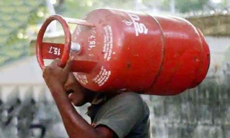Free LPG Gas Cylinder: मुफ्त एलपीजी गैस सिलेंडर देगी उत्तर प्रदेश सरकार, सीधा खाते में जाएंगे 914 रुपये