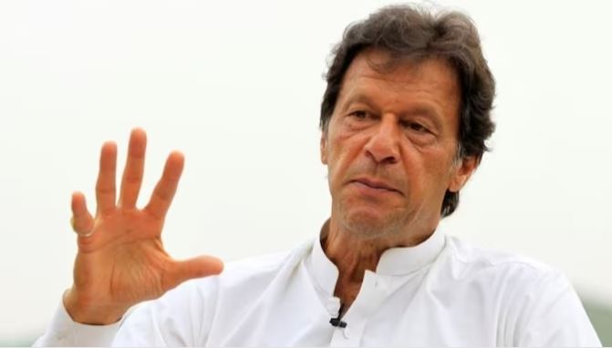 Pakistan News: इमरान खान की कम नहीं हो रही है मुश्किलें, वकीलों का आरोप-मुलाकात करने से रोक रही पुलिस