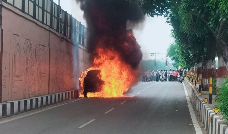 Lucknow News: बीच सड़क पर आग का गोला बनी कार, गाड़ी में सवार लोगों ने इस तरह बचाई जान
