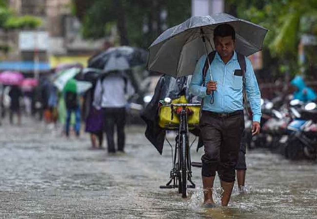 UP Weather Update : यूपी में बदला मौसम का मिजाज, 14 जिलों में भारी बारिश की चेतावनी, जानें अपने शहर का अपडेट