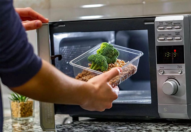 Microwave Oven से स्वास्थ पर होने वाले खतरनाक प्रभावों से अंजान हैं लोग! रोजाना इस्तेमाल से बचें